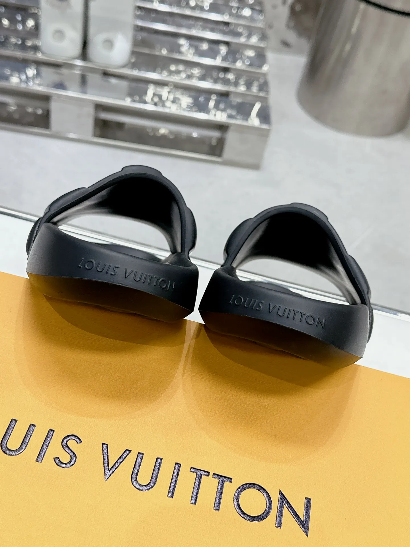 [L Home] P: 280💰 ▪️Shoe size: Women's 35-40 Men's 38-46▪️Packaging: Counter top quality~original packaging 𝟐𝟎𝟐5 Louis Vuitton counter's new embossed slippers, lv monogram embossed slippers, Waterfront sandals are back with a new look, and the upper buckle is embossed with lv's iconic Monogram pattern. Made of waterproof rubber with a comfortable and resilient insole. The lightweight, flexible outsole is embossed with the Louis Vuitton logo. ▪️Fabric: Original molded rubber foam surface ▪️Technology: embossed logo ▪️Sole: Original molded rubber foam outsole ▪️Sole thickness: 3CM.